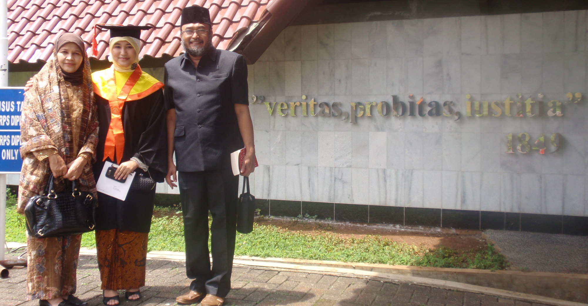 Dhika diwisuda 2008