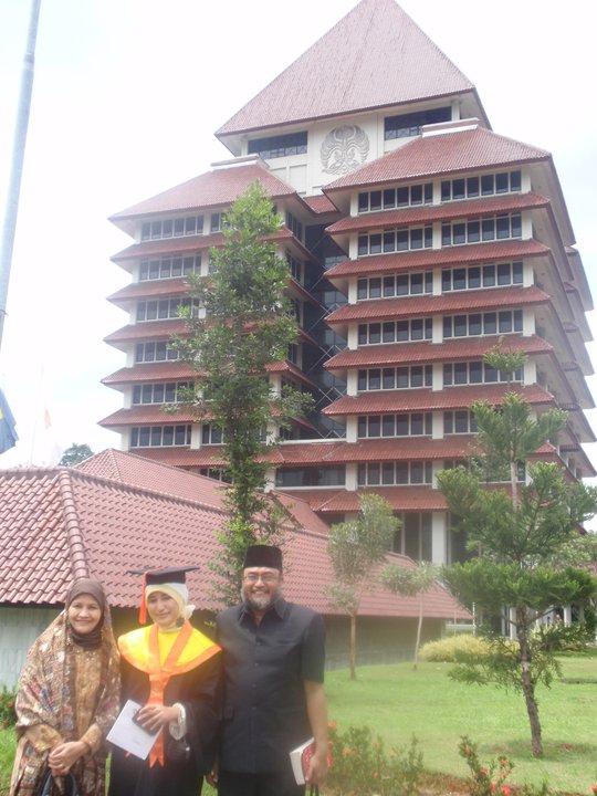 Dhika diwisuda 2008