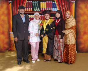 Rena diwisuda 2008