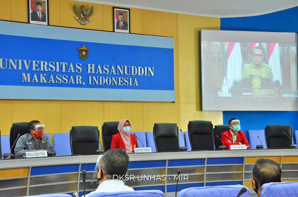 Rektor Unhas dan Gubernur Sulsel Lepas 3.245 Mahasiswa KKN Gelombang 104