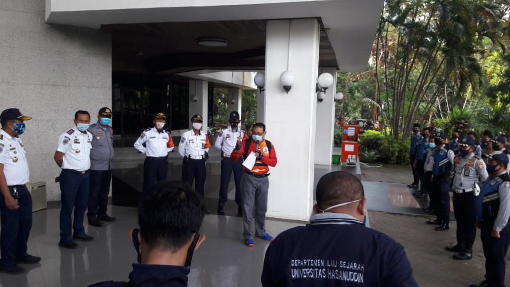 Unhas Lakukan Penyemprotan Cairan Disinfektan di Lingkungan Kampus