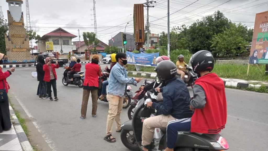 Mahasiswa KKN Unhas di Sinjai Utara Bagikan Masker Untuk Pengendara