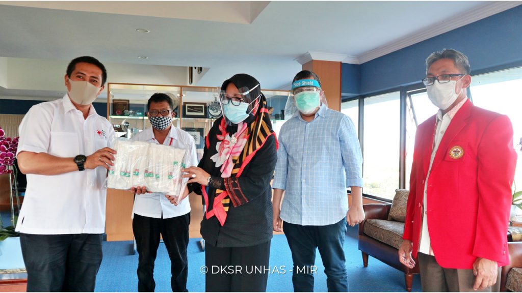 Unhas Terima Alat Swab Test dari Palang Merah Indonesia Kota Makassar
