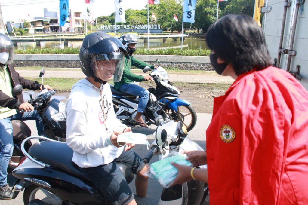 Cegah Penularan Covid-19, FISIP Unhas Bagikan Masker Untuk Pengendara