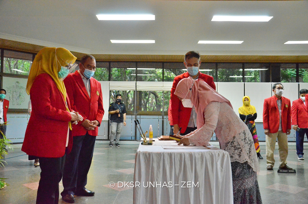 Unhas Gelar Pelantikan Pejabat dan Penyerahan SK Guru Besar Baru