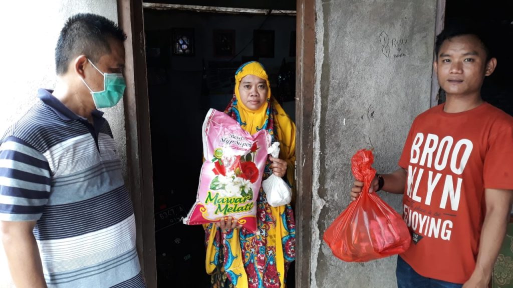 Respon Dampak Covid-19, Perdos Unhas Turun Tangan Bantu Warga Sekitar Perumahan