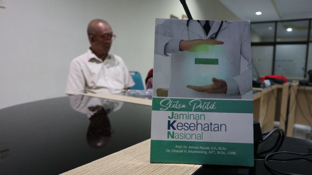 Guru Besar FKM Unhas Terbitkan Buku Tentang JKN