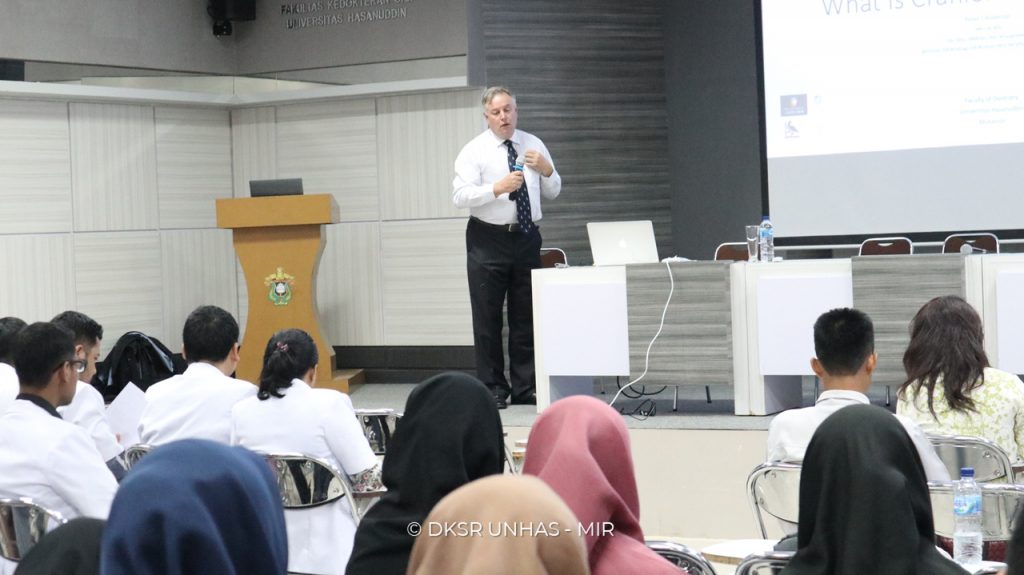 Kuliah Tamu FKG Unhas, Pemateri Australia Jelaskan Prosesi Bedah Kraniofasial