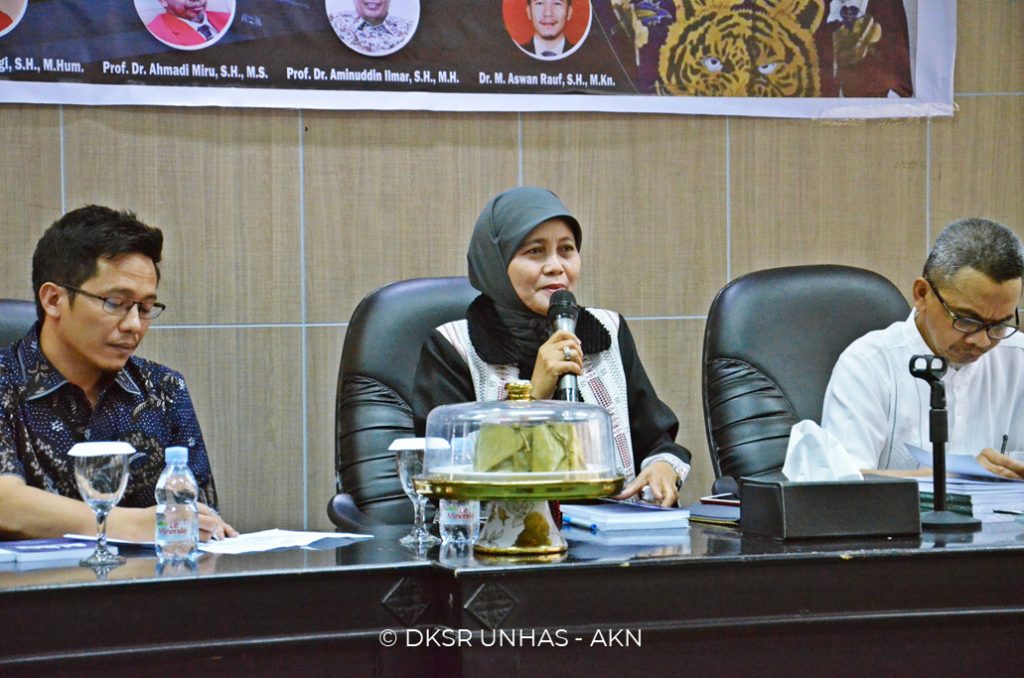 Tiga Profesor Bedah Dua Buku Karya Mahasiswa Fakultas Hukum Unhas