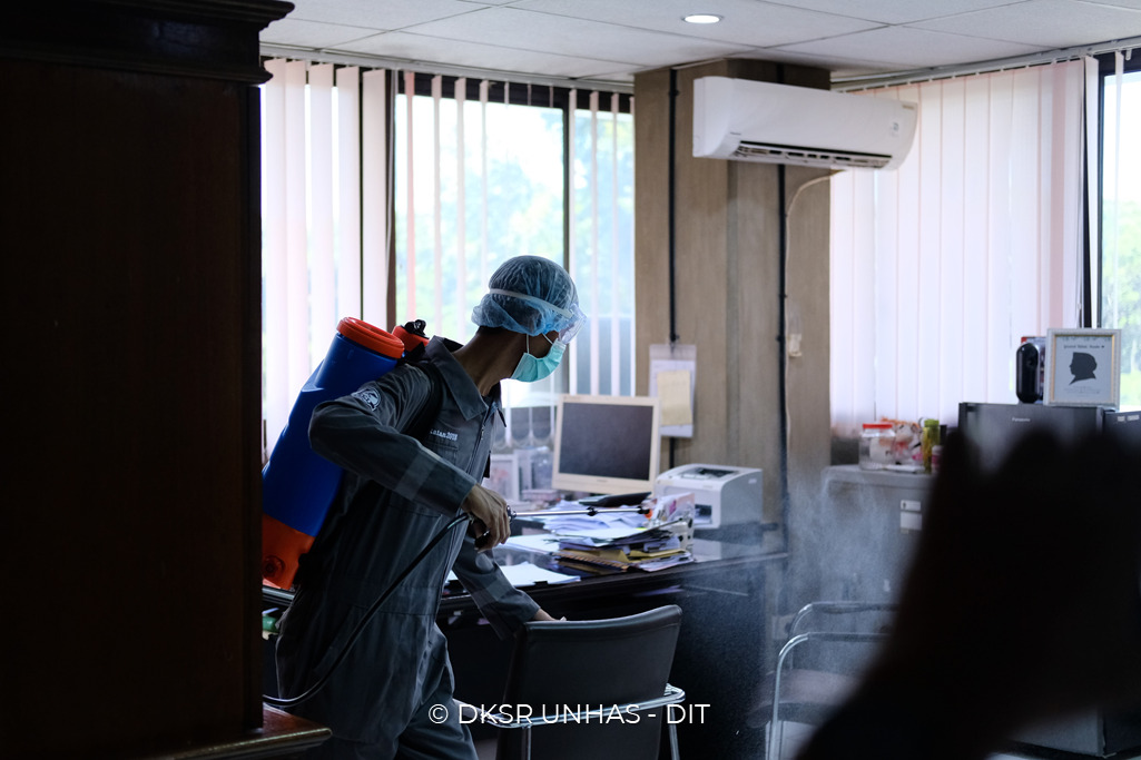 Cegah Penyebaran Covid-19, Unhas Adakan Penyemprotan Disenfektan Lingkup Kampus