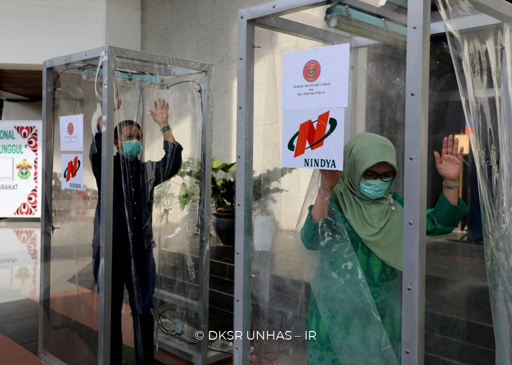 Prof Dwia Terima Mesin Disinfektan Produksi IKA Teknik Unhas
