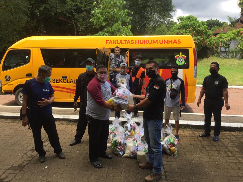 Dorong Masyarakat Tinggal di Rumah, FH Unhas Bagikan Paket Bantuan