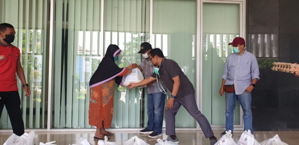 Respon Pembatasan Keluar Rumah, FT Unhas Berbagi Sembako untuk Masyarakat