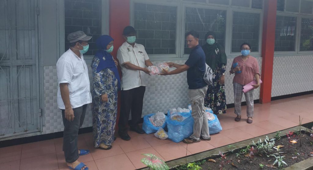 Respon Covid-19, Fakultas Peternakan Unhas Bagikan Paket Bakso Produk Sendiri