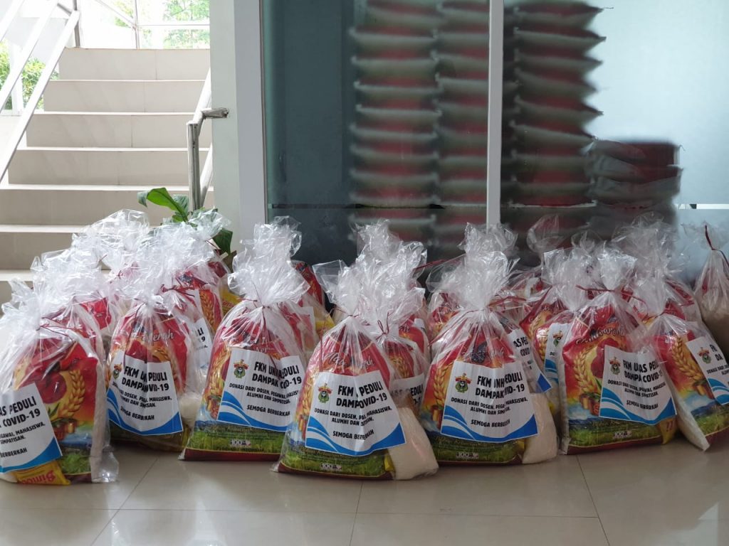 FKM Unhas Salurkan Bantuan Bagi Warga Terdampak Pembatasan Aktivitas