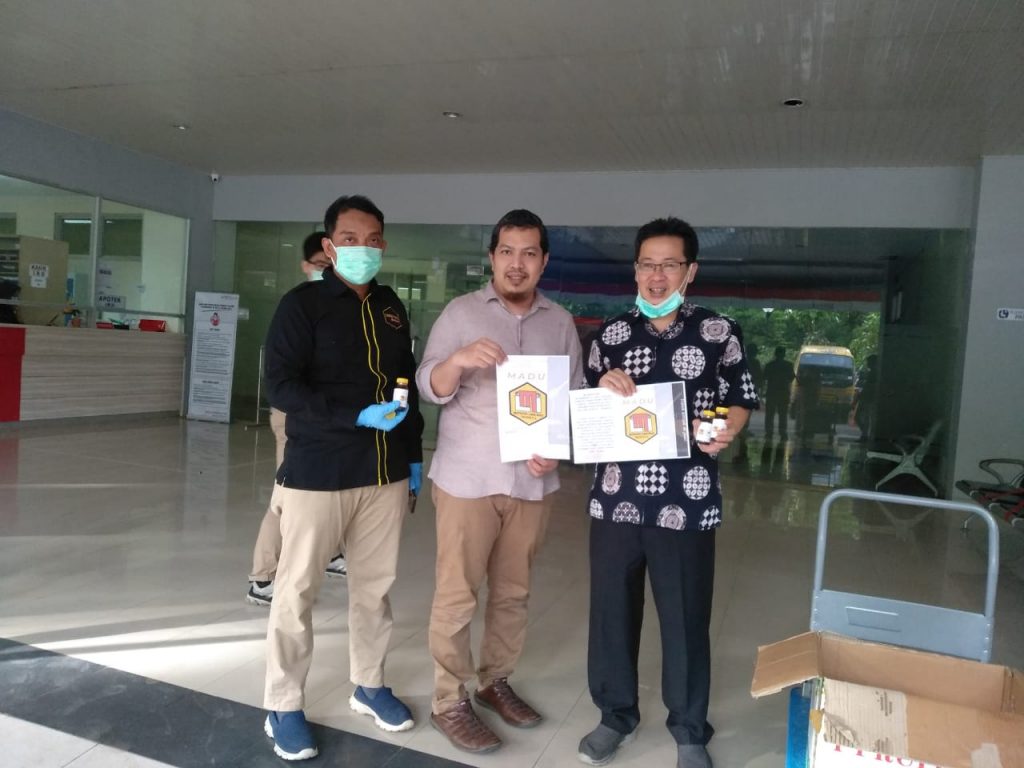 Jaga Stamina Tenaga Medis, RSPTN Unhas Terima Bantuan Madu Lebah