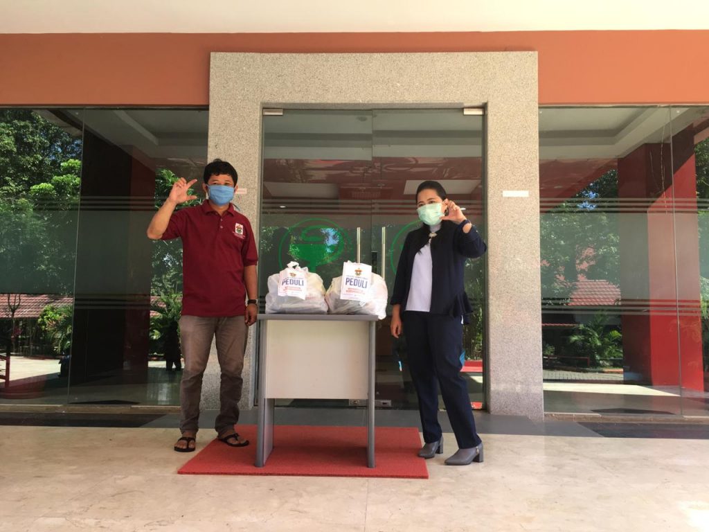 Farmasi Unhas Bagikan Bantuan Untuk Tenaga Non Medis RS Rujukan Covid-19