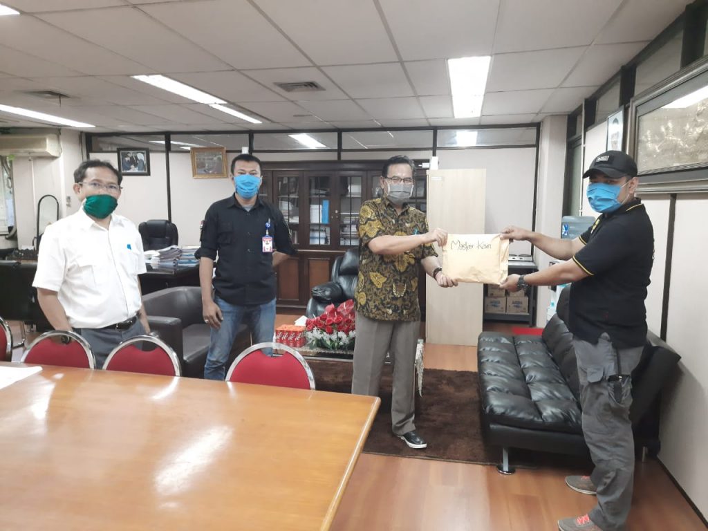Unhas Bagikan Masker Produksi UKM SAR Untuk Satuan Pengamanan Kampus