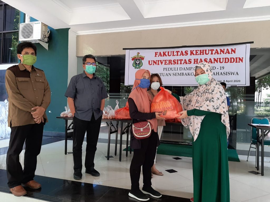 Fakultas Kehutanan Unhas Bantu Kebutuhan Pokok Mahasiswa Saat Covid-19