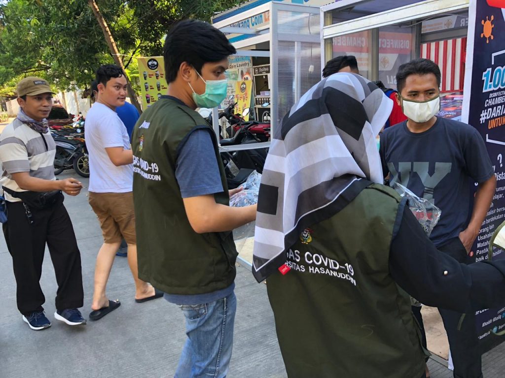 Satgas Covid-19 Unhas Bagikan Ribuan Masker Kain Untuk Warga Makassar