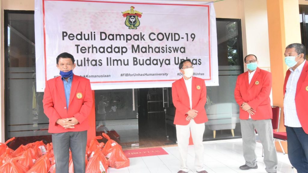 FIB Unhas Bantu Penuhi Kebutuhan Pokok Sivitas Akademika Terdampak Covid-19