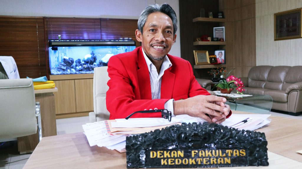 FK Unhas Berikan Bantuan Untuk Tenaga Kependidikan dan Tenaga Medis
