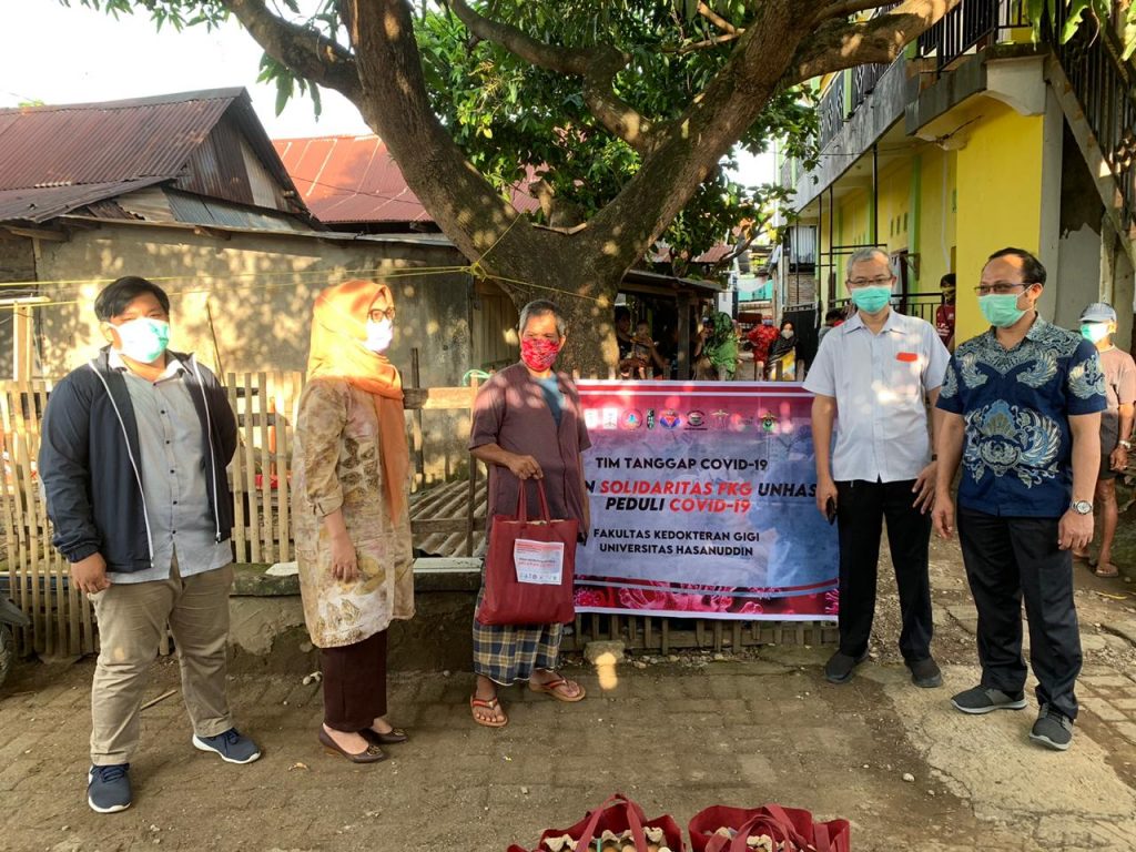 Rangkaian Pekan Solidaritas, FKG Unhas Salurkan Bantuan Bagi Masyarakat