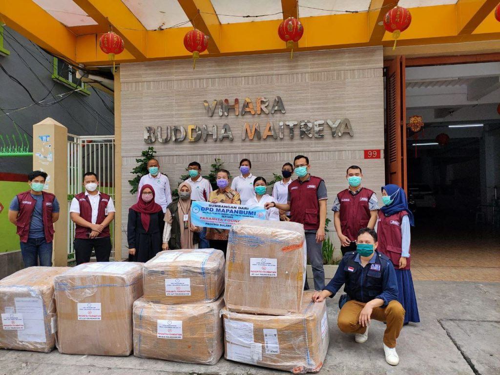 Satgas Covid-19 Unhas Terima Bantuan APD dari Paramita Foundation