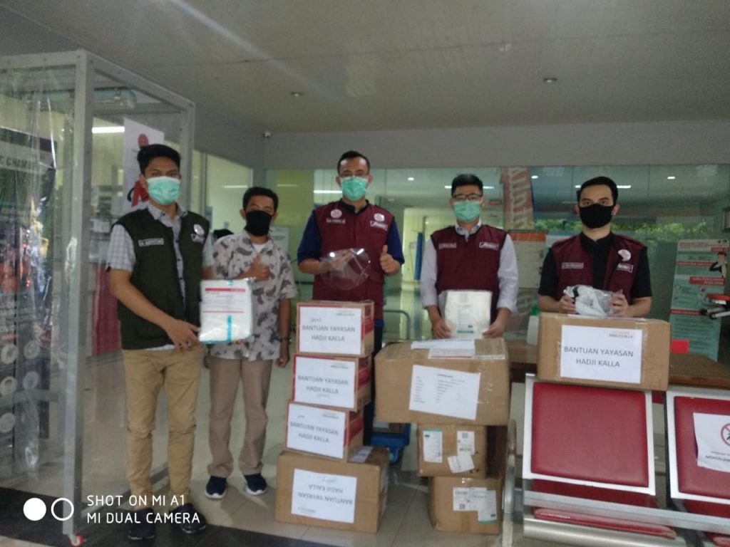 Yayasan Kalla Serahkan Bantuan untuk Tim Satgas Covid-19 Unhas