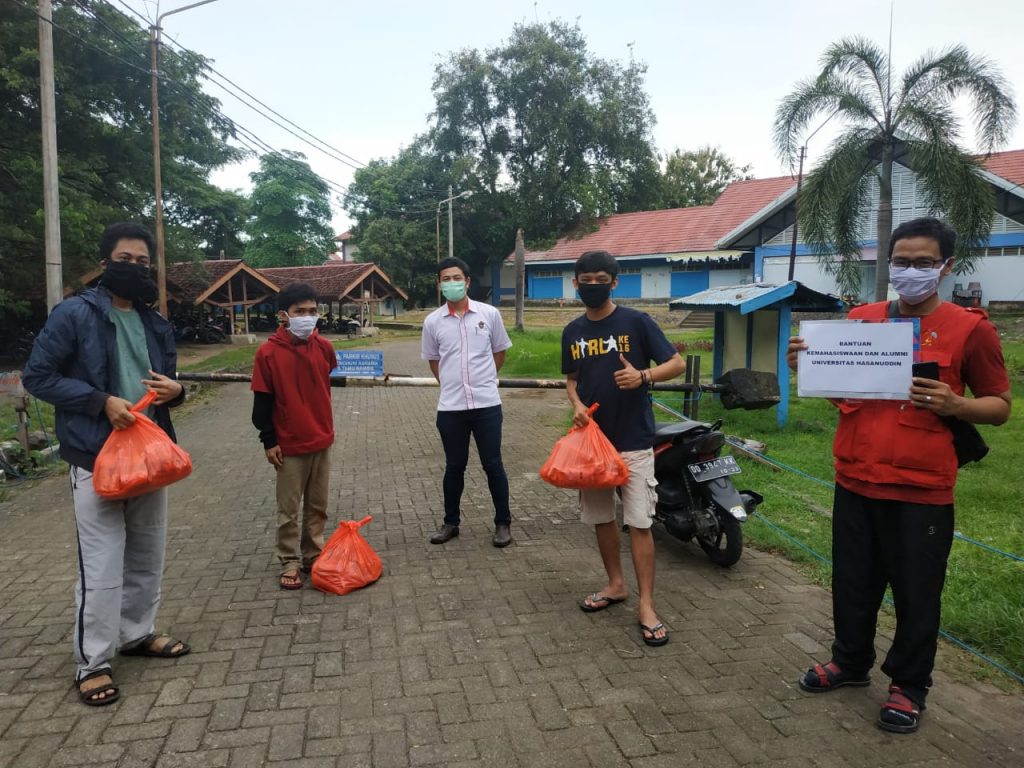 Respon Aduan Hotline Mahasiswa, Unhas Salurkan Bahan Pokok