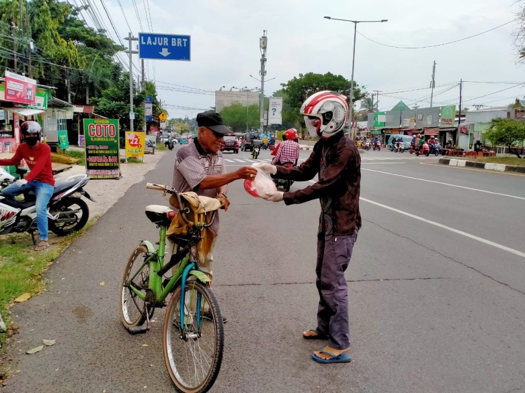 Hasil Social Enterpreneur, Mahasiswa Unhas Bagikan Ayam Potong untuk Warga Terdampak Covid-19