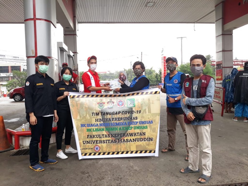 Mahasiswa Keperawatan Unhas Bantu Penuhi APD Tenaga Medis dan Bagi Masker Untuk Warga