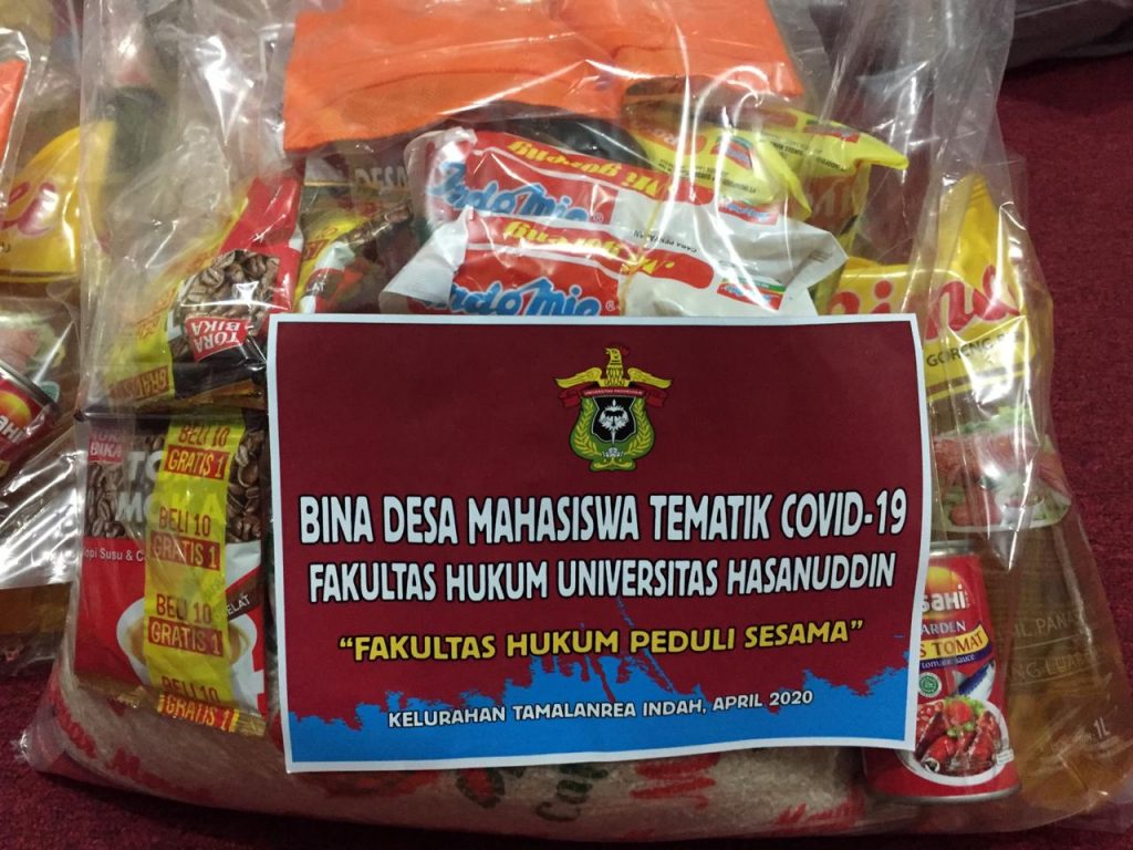 Program Bina Desa Fakultas Hukum Unhas Bagikan Bahan Pokok Untuk Mahasiswa