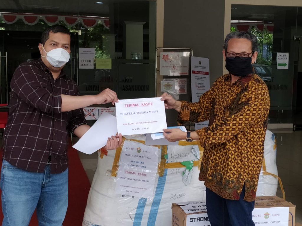 IKAFE Unhas Bantu APD Tenaga Medis dan Kebutuhan Pokok Warga Makassar