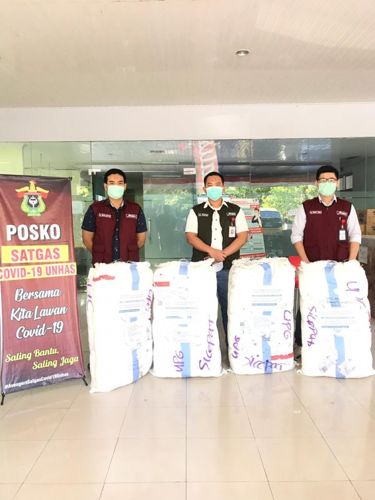 Narasi Salurkan Bantuan APD Untuk Tenaga Medis di RSPTN Unhas