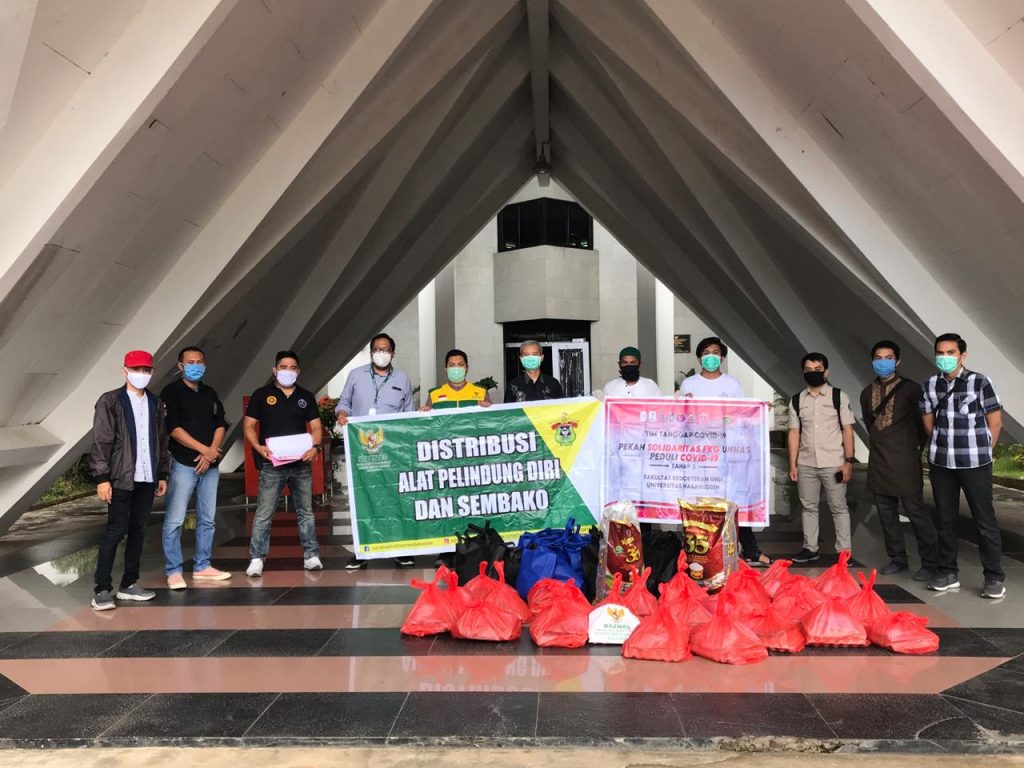 FKG Unhas Kolaborasi Rumah Sehat BAZNAS Makassar Bagikan Sembako ke Petugas Keamanan Unhas