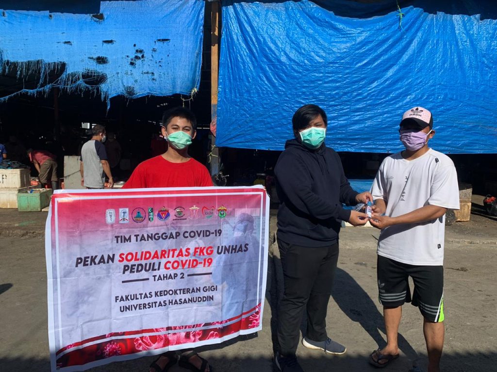 Peduli COVID-19, FKG Unhas Bagikan Ratusan Masker dan Hand Sanitizer ke Pasar Daya