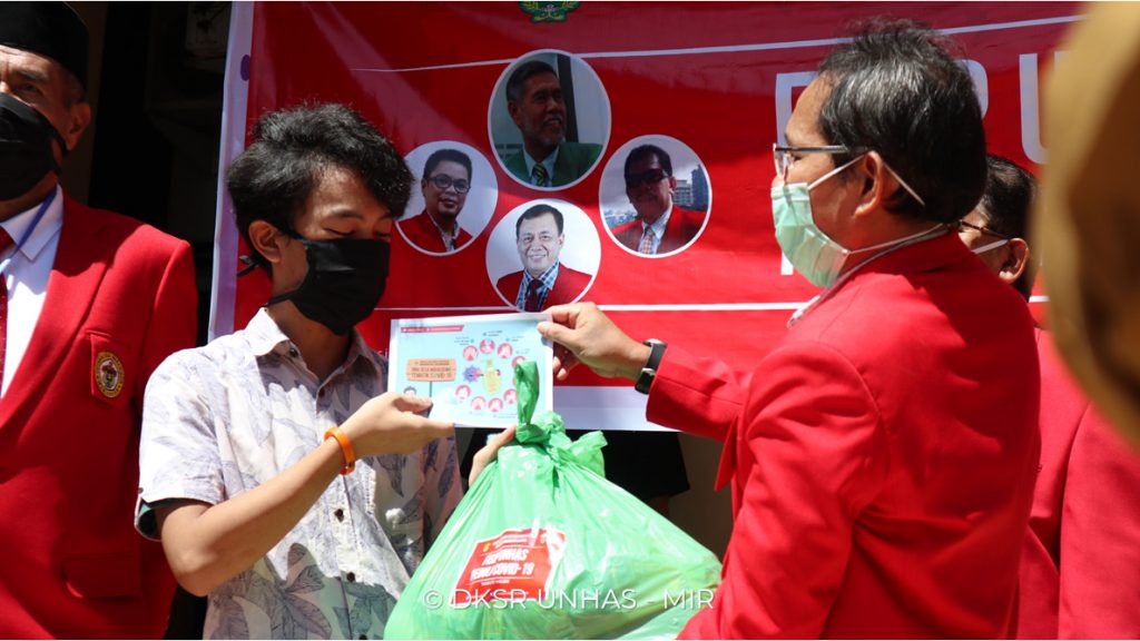 Fisip Unhas Bagikan Ratusan Paket Bahan Pokok Dalam Bina Desa Tematik Covid-19