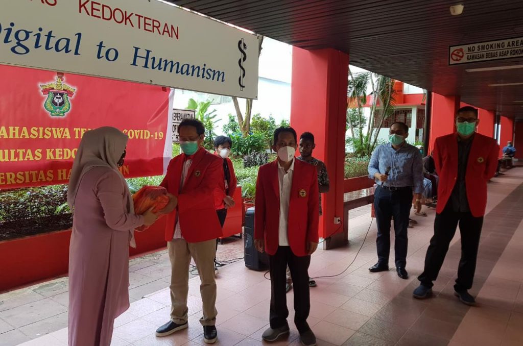 FK Unhas Salurkan Bahan Pokok Dalam Program Bina Desa Tematik Covid-19