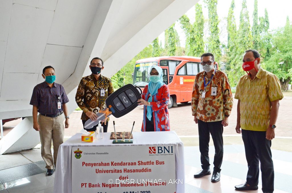 Dukung Unhas Ramah Lingkungan, BNI Serahkan Satu Unit Bus