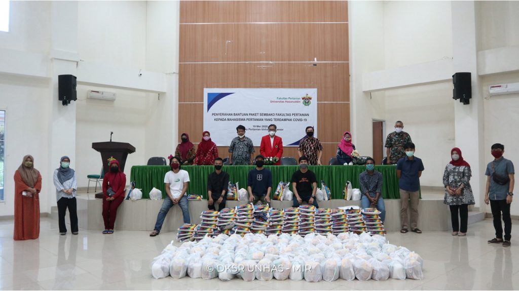 Fakultas Pertanian Unhas Salurkan Bahan Pokok Untuk Mahasiswa Terdampak Covid-19