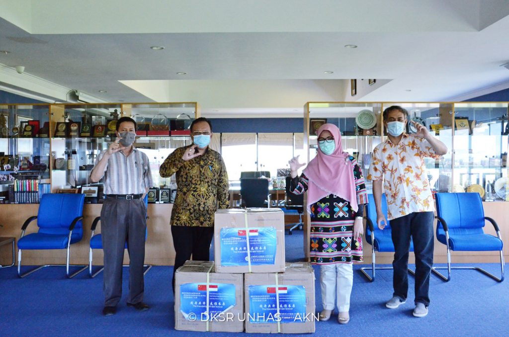 Unhas Terima Donasi Ribuan Masker dari Shanghai Ocean University