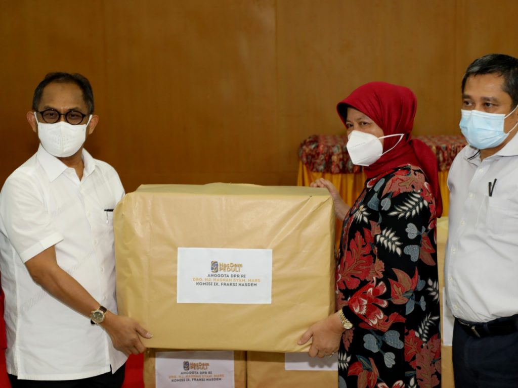 Ketua IKA FKG Serahkan 1000 Alat Rapid Test dan APD untuk RS Pendidikan