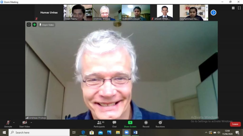 Farmasi Unhas Gelar Kuliah Umum Internasional Bahas Manfaat Lalat Buah Drosophila