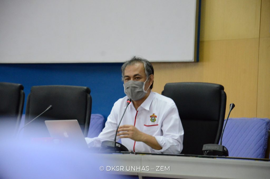 Cegah Penyebaran Covid-19 di Lingkungan Kerja, Unhas Salurkan Masker Untuk Pegawai