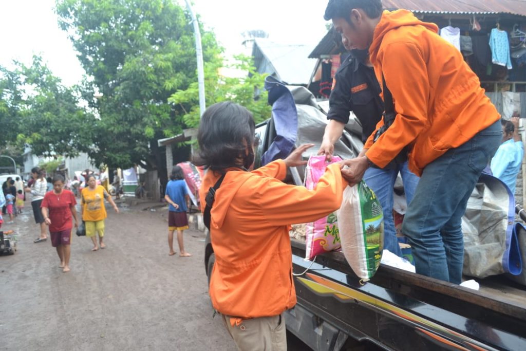 Peduli Bencana Banjir, Mahasiswa Unhas Salurkan Bantuan Untuk Warga Terdampak