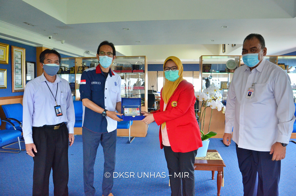 Direktur BI Sulawesi Selatan Serahkan Uang Pecahan 75.000 untuk Rektor Unhas