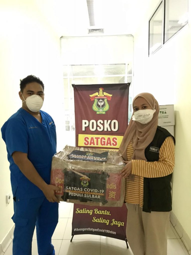Satgas Covid-19 Unhas Salurkan APD untuk Lindungi Tenaga Medis di Sulbar