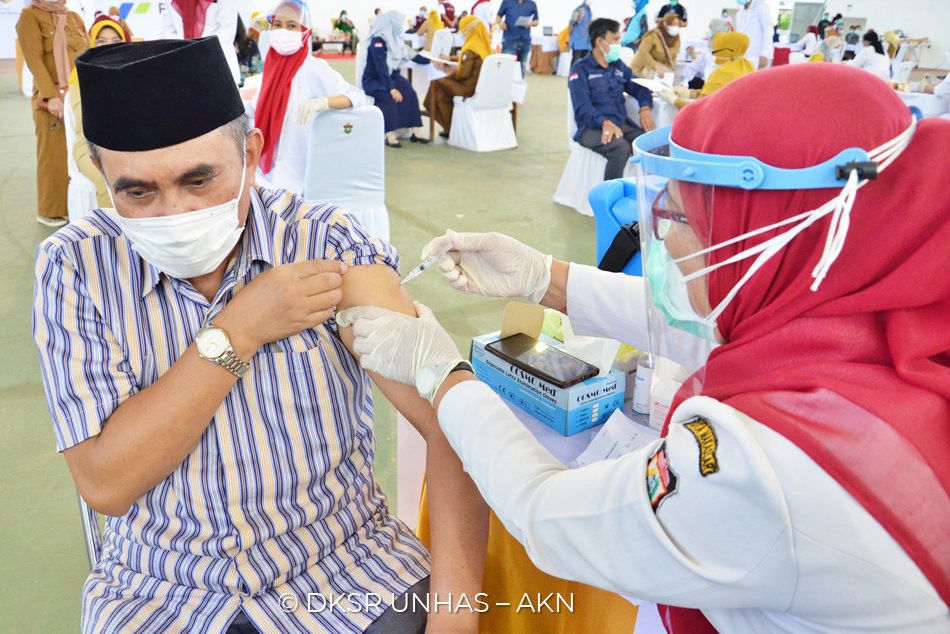 Pimpinan Unhas Rumpun Medikal Kompleks Ikut Vaksinasi Massal