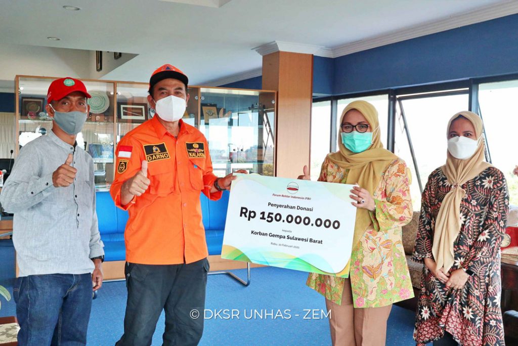 Wakili Forum Rektor, Prof Dwia Serahkan Bantuan 150 Juta untuk Sulbar